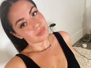 Girl AnnaGloss specializes in one on one dirty talk that leaves viewers breathless