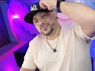 Unwind with Bigass_Bear, a magnetic guy on a 1 on 1 sex cam.