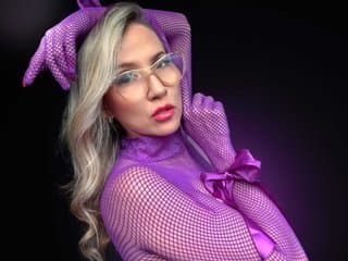 Join performer small tits milfs CallieMartin for nude chat